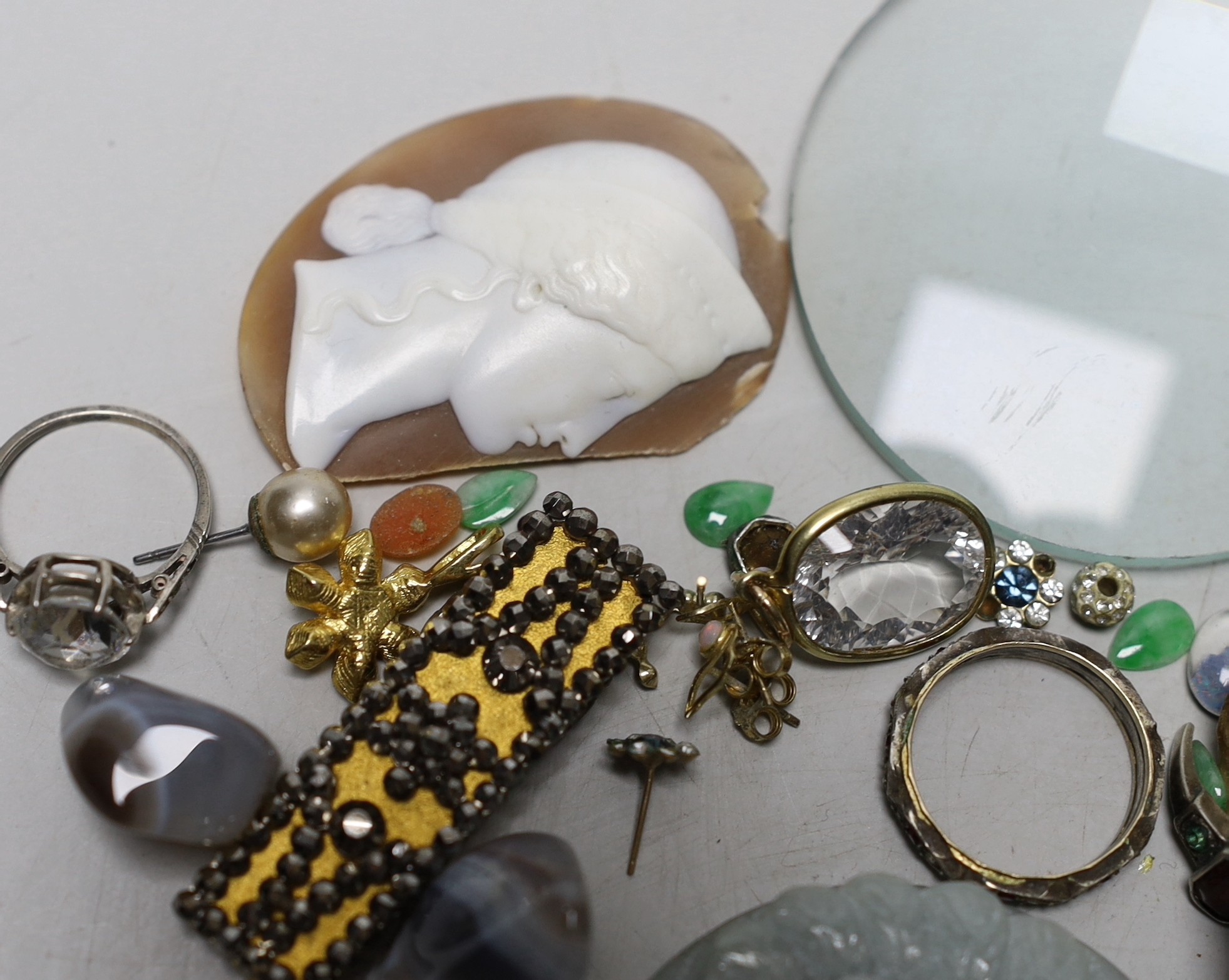 Mixed jewellery etc. including costume, loose stones, agate pebbles, etc.